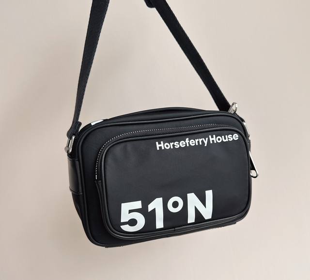 挂拍细节，宽肩带可调节的，超级轻便男女通用，时尚又有质感，容量很足，真的超级适合日常用！