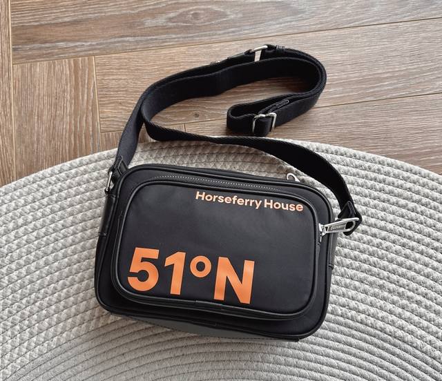 橙色印花平铺细节，尼龙面料 防水性能非常棒 而且特别轻便 又能装的小包包，大小真的非常的合适，比较适合小年轻 不挑人