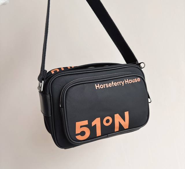 挂拍细节，尼龙面料配意大利小牛皮，橙色字母印花营造不一样的休闲氛围，耐磨耐用耐脏， 而且防水好打理！冲着这个工艺也一定要入手