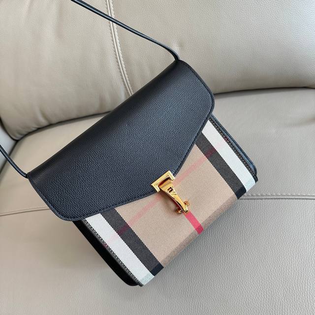 B家粒纹皮革拼 House 格纹斜背包 版型精巧立挺 背包设计有开放式内部隔层与外侧拉链口袋 便于轻松收纳随身物品 尺寸24*7*18Cm