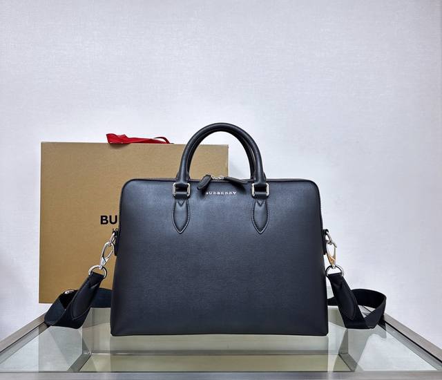 B家标志性文件袋 The Barrow 柏洛包 ，臻选 London 皮革材质，打造纤巧精致的版型，产自意大利工坊。挺括的顶部提柄与可拆式网纹肩背带，适合通勤时