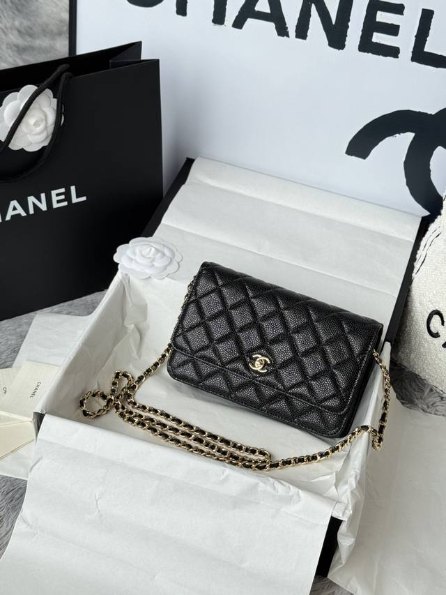 2025年 Chanel Woc 发财包 出新品，最经典款 斜挎单肩 手提 多种样式背法，酷酷的外形，让你走路都带风，经典的包型，包身方方正正，尺寸适合日常所有