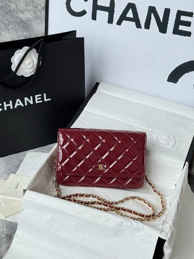 新版 Woc发财包、0250 磁吸扣 牛皮 制作，漆皮-亮亮的 经典菱格与皮穿金属链的经典设计，外观与之前的经典Woc一样，不同是内里的拉链变成金属，按扣也变成