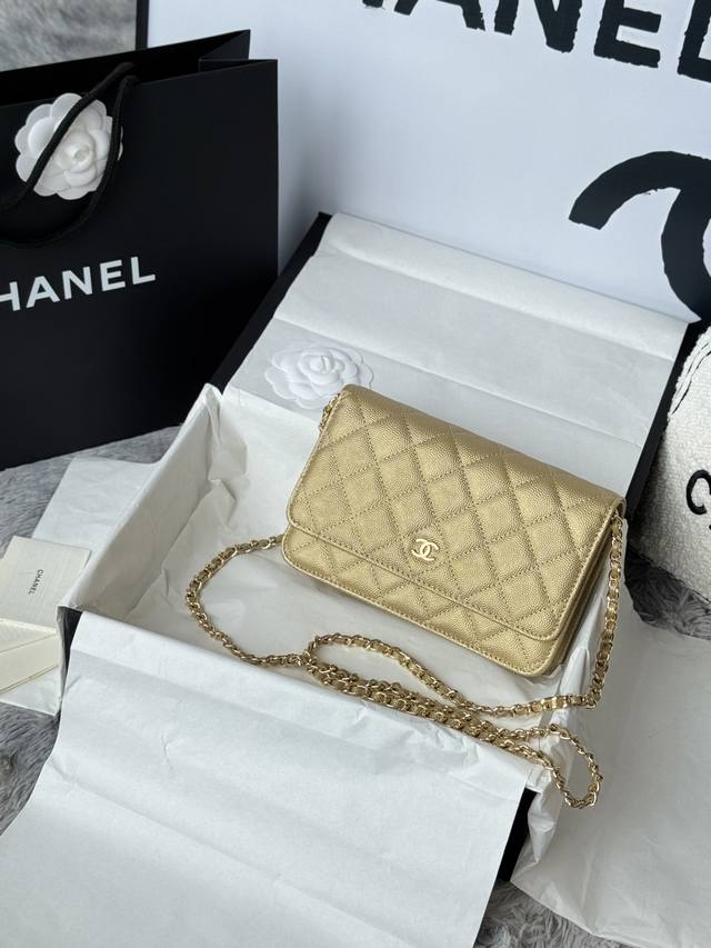 新版 Woc发财包、0250 磁吸扣 进口原版鱼子酱金色、牛皮 金扣 经典菱格与皮穿金属链的经典设计，外观与之前的经典Woc一样，不同是内里的拉链变成金属，按扣