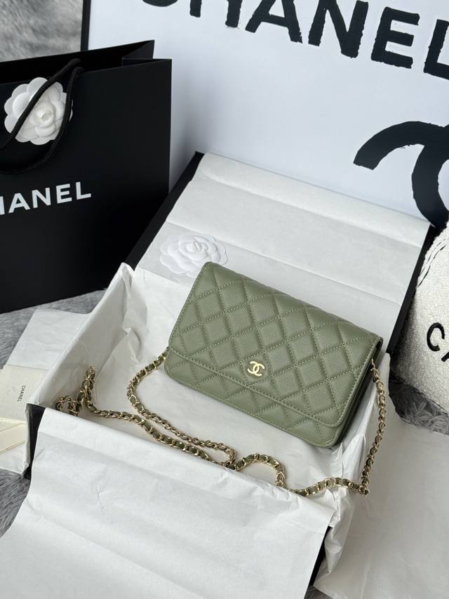 鱼子酱 希腊绿 编号：Ap330鱼子酱 C 入门经典款 磁吸扣 牛皮进口渠道特供鱼子酱颗粒压花小牛皮 经典菱格与皮穿金属链的经典设计 外观与之前的经典Woc一样