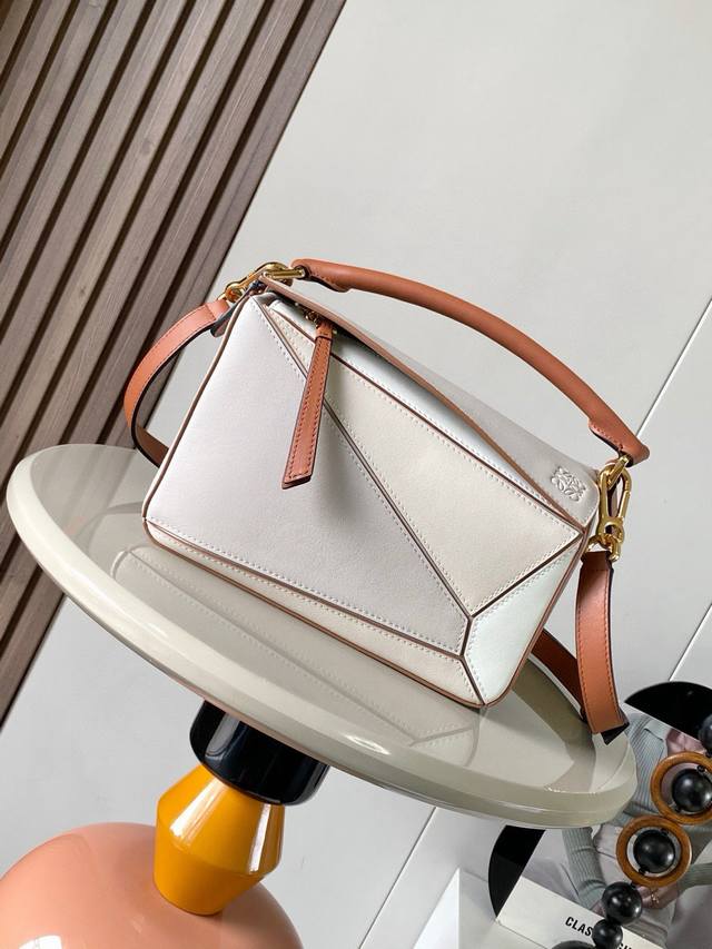 几何包24Cmpuzzle手袋原厂进口小牛皮平纹 罗家爆款几何包Puzzle 手袋是创意总监乔纳森 安德森 Jonathan Anderson 为 L0Ewe