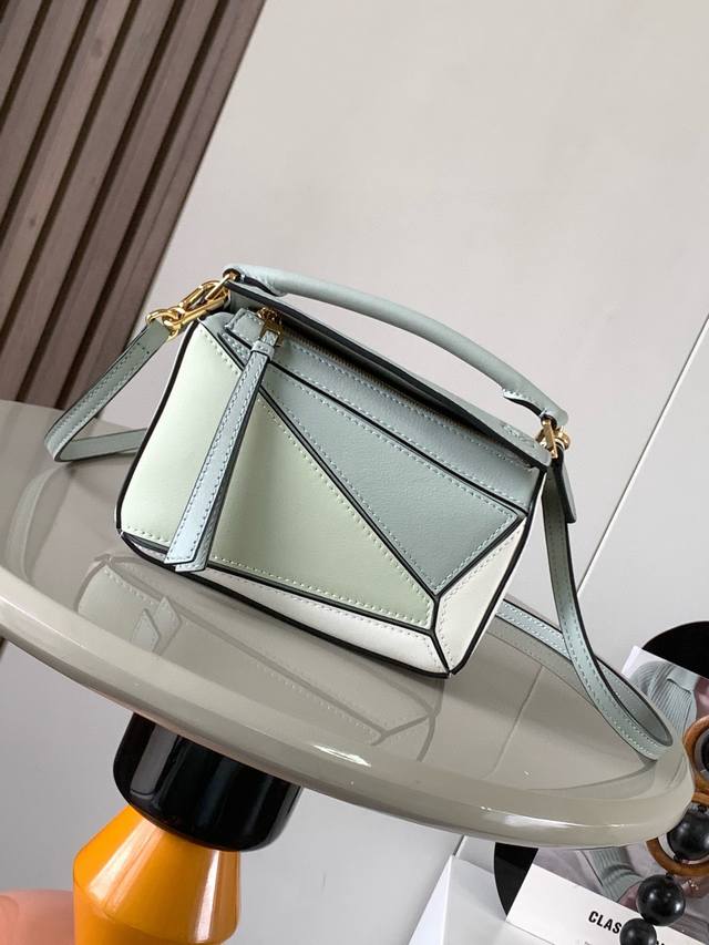 爆款几何包迷你18Cm原厂进口纳帕小牛皮Puzzle手袋是创意总监乔纳森．安德森为 L0Ewe 推出的首款手提包长方体形状和精确的切割技术创造了 Puzzle