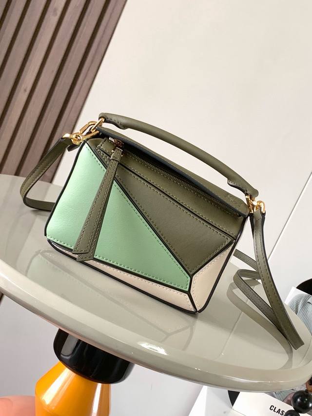 爆款几何包迷你18Cm原厂进口纳帕小牛皮Puzzle手袋是创意总监乔纳森．安德森为 L0Ewe 推出的首款手提包长方体形状和精确的切割技术创造了 Puzzle