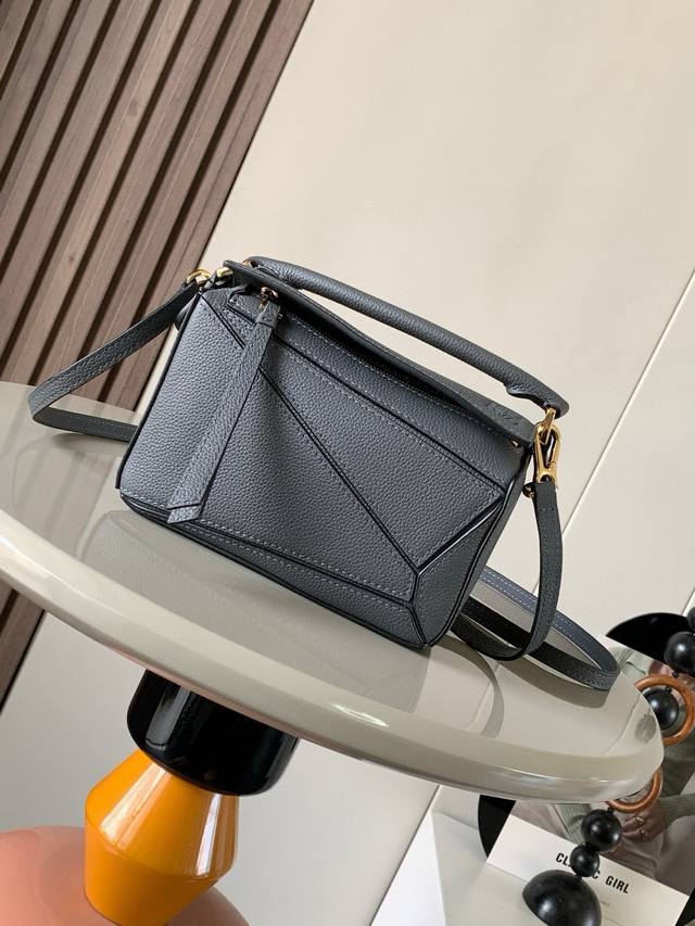 爆款几何包迷你18Cm原厂进口纳帕小牛皮Puzzle手袋是创意总监乔纳森．安德森为 L0Ewe 推出的首款手提包长方体形状和精确的切割技术创造了 Puzzle