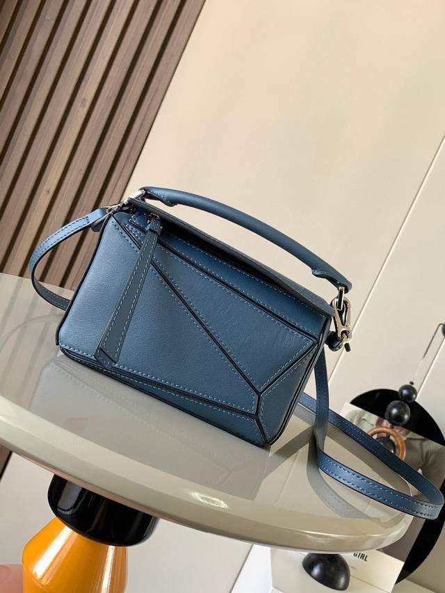 爆款几何包迷你18Cm原厂进口纳帕小牛皮Puzzle手袋是创意总监乔纳森．安德森为 L0Ewe 推出的首款手提包长方体形状和精确的切割技术创造了 Puzzle