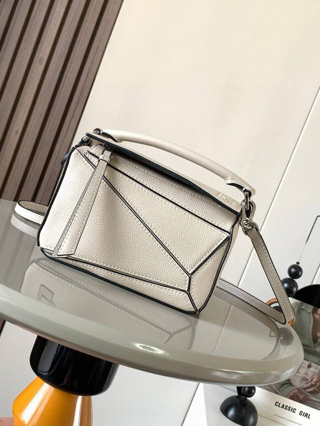 爆款几何包迷你18Cm原厂进口纳帕小牛皮Puzzle手袋是创意总监乔纳森．安德森为 L0Ewe 推出的首款手提包长方体形状和精确的切割技术创造了 Puzzle