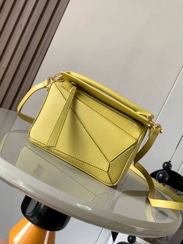 爆款几何包迷你18Cm原厂进口纳帕小牛皮Puzzle手袋是创意总监乔纳森．安德森为 L0Ewe 推出的首款手提包长方体形状和精确的切割技术创造了 Puzzle