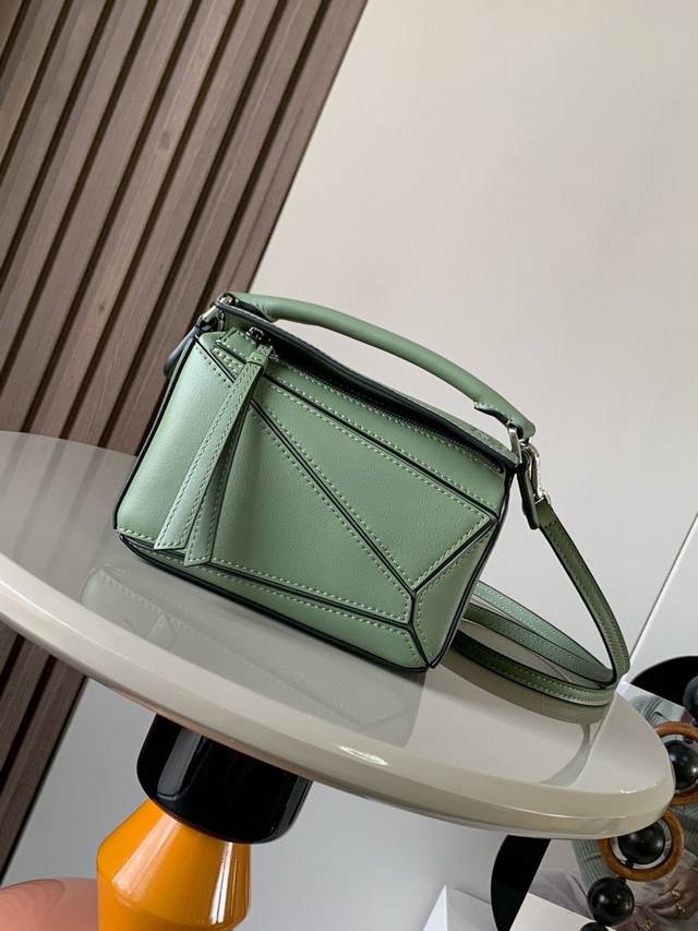 爆款几何包迷你18Cm原厂进口纳帕小牛皮Puzzle手袋是创意总监乔纳森．安德森为 L0Ewe 推出的首款手提包长方体形状和精确的切割技术创造了 Puzzle