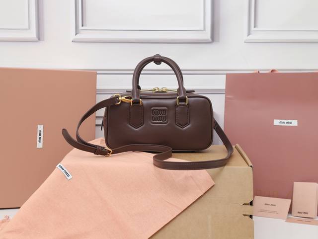 第三代原厂皮最新版 5Bb142M家新款保龄球包包，官网主推，今年绝对爆火款式，顶级进口小牛皮，M家独具风格Matelasse图案，包身精致立体有型，正面刻字徽