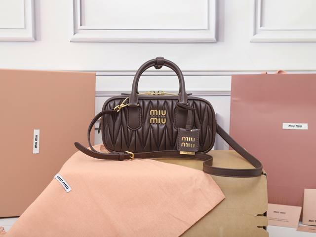 特级原厂皮 5Bb142M家新款保龄球包包，官网主推，今年绝对爆火款式，顶级进口小羊皮，M家独具风格Matelasse图案，包身精致立体有型，正面刻字徽标与皮革