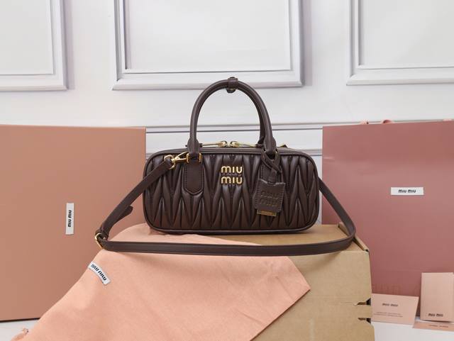 特级原厂皮 5Bb148M家新款保龄球包包，官网主推，今年绝对爆火款式，顶级进口小羊皮，M家独具风格Matelasse图案，包身精致立体有型，正面刻字徽标与皮革