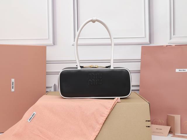 特级原厂皮 5Bb173M家25Ss单肩包火爆全网中 超美Beau手袋融合了复古风格当代精神，真的太种草了！ 采用顶级进口小牛皮，皮质光滑细腻柔软，背起来都很