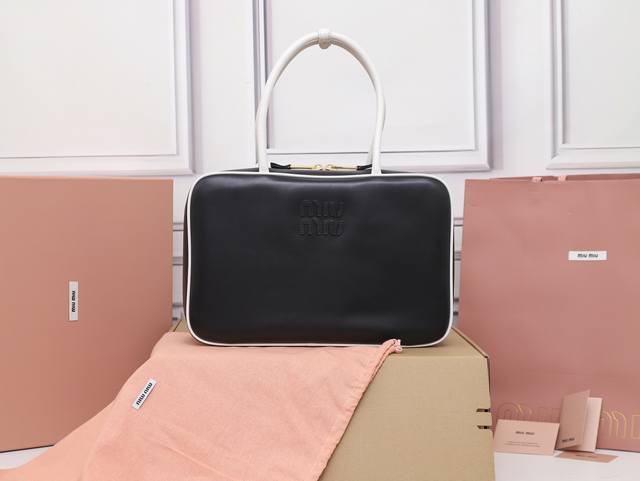 特级原厂皮 5Bb117M家新品公文包，采用顶级进口小牛皮，皮质光滑细腻柔软，棉质缎面衬里，这款包包很酷，定格精致的多功能设计，融合男装和女装元素，增加了皮革长