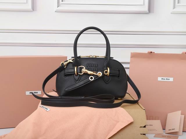 特级原厂皮 5Bp250M家爆款迷你号贝壳包，釆用顶级复古植柔羊皮，复古磨砂感做旧金属配件，这款Aventure Nappa 皮革迷你手提包灵感源自 M家典藏单