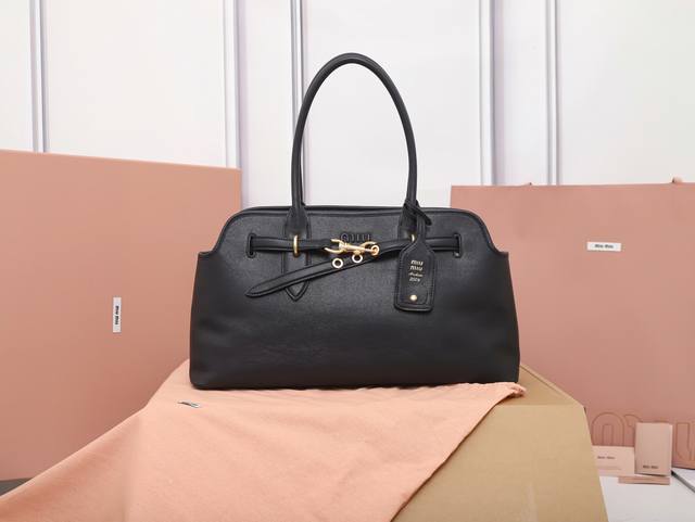 特级原厂皮 5Bg310M家新品爆款中古托特包,采用全新柔脂羊皮,皮质柔软高级,这款Aventure Nappa皮革手袋灵感源自M系典藏设计,结构经过调整,横版 特级原厂皮 5Bg310M家新品爆款中古托特包,采用全新柔脂羊皮,皮质柔软高级,这款Aventure Nappa皮革手袋灵感源自M系典藏设计,结构经过调整,横版