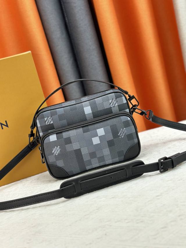 迷彩格 M14016 M14988 Nil 手袋时尚小巧，属于 Monogram Archive 系列，以 Monogram 涂层帆布制作包身，并饰以牛皮革镶边