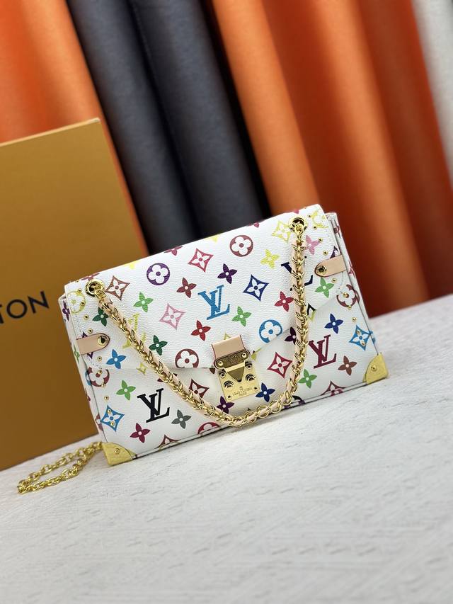 M14526 M25081 M81266 Trunkie 手袋结合 Monogram 帆布和金属铆钉，搭配金属质感包角和标志性 S-Lock 锁扣，以复古行李箱