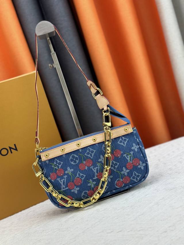 升级版 官方最新款 实物实拍 M13994牛仔樱桃Pochette Accessoires 手袋取材涂层帆布，以缤纷 Monogram 图案演绎路易威登 X 村