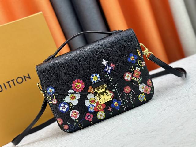 升级版 M40780 M41487 村上隆联名款 Pochette MéTis 手袋Pochette MéTis 手袋以内敛而不失巧思的设计演绎经典学院背包。柔