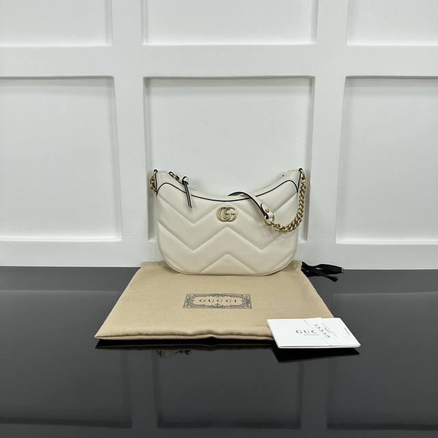 Gucci新款专柜品质，顶级原单货，原厂皮、原厂五金 实物实拍，款号：777263白绣花 尺寸：W26Xh17Xd4Cm，
