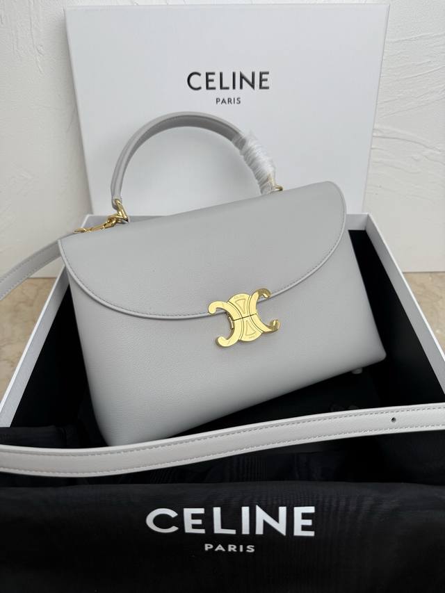 正品级 新品上线Ce凯旋门Kelly手袋 新款凯旋门收袋 满满高级感！ 简约精致的轮廓 呈现干练风格与纯粹美学 无论是沉稳的黑色 低调的棕色 或者是柔和的粉色