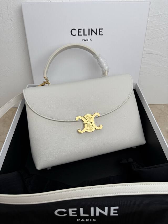 正品级 新品上线Ce凯旋门Kelly手袋 新款凯旋门收袋 满满高级感！ 简约精致的轮廓 呈现干练风格与纯粹美学 无论是沉稳的黑色 低调的棕色 或者是柔和的粉色