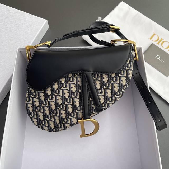 原厂皮 顶级高端～进口材料 中号马鞍包手袋 这款Soft Saddle马鞍包，打造柔软的版本。采用蓝色Oblique印花面料精心制作，马镫两侧D形吊饰搭配磁性饰