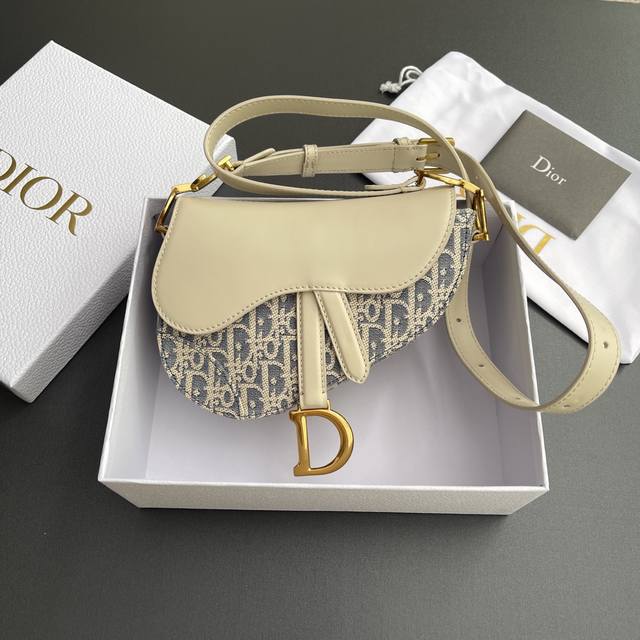 原厂皮 顶级高端～进口材料 迷你马鞍包手袋 这款Soft Saddle马鞍包，打造柔软的版本。将浅饼干色光滑牛皮革与蓝色格纹布优雅结合，轻盈的棉质牛仔布饰以耐久