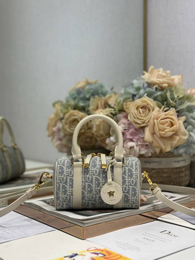 正品级 ，高版本 Dior Groove16 迷你手袋 灰D布编织 这款 Dior Groove 16 迷你手袋是二零二四冬季成衣系列新品，由玛丽亚 嘉茜娅 蔻