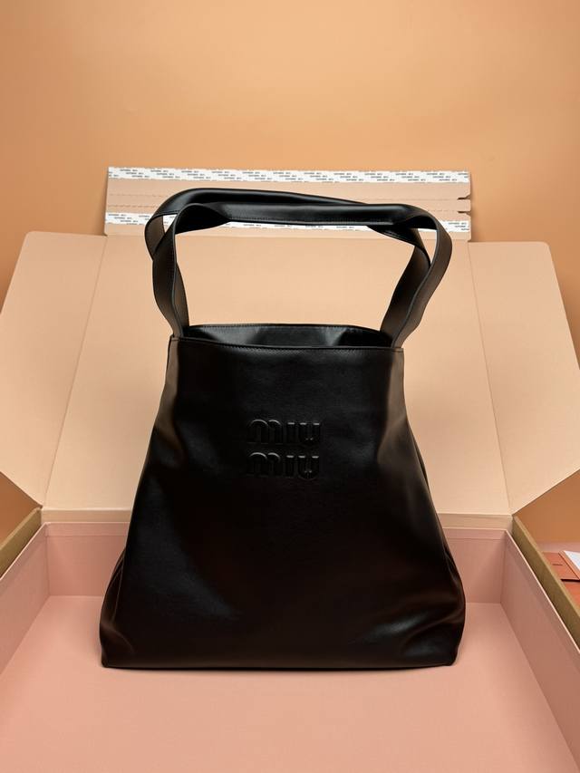 原厂皮 ，配图片包装 特级五金原厂皮 牛皮革Hobo双肩带腋下包～黑色 这款Hobo腋下包展现经典魅力的同时表达活力百变的现代风情。压花刻字徽标点缀标志性品牌风