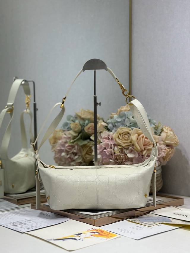 小号 D-Journey 手袋 白色山羊纹纹 这款 D-Journey 手袋是本季新品，于迪奥二零二五春夏成衣系列发布秀精彩亮相，质地柔软，以摩登设计全新演绎水