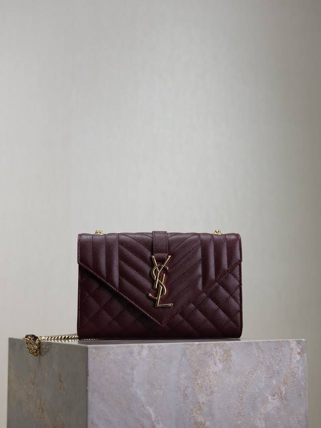 枣红金扣鱼子酱 Envelope_小号信封包 最新款V纹拼菱格的信封包,意大利进口光面牛皮,非常大气的一款 ,搭配金色Logo五金很经典,百搭款!肩背斜挎都Ok 枣红金扣鱼子酱 Envelope_小号信封包 最新款V纹拼菱格的信封包,意大利进口光面牛皮,非常大气的一款 ,搭配金色Logo五金很经典,百搭款!肩背斜挎都Ok