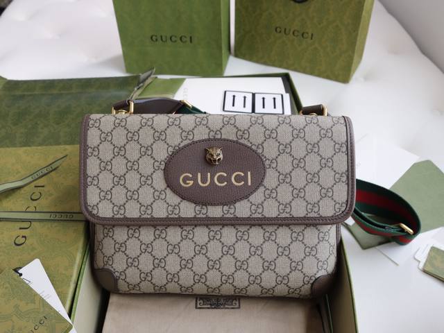 厂价 。 最高版本原厂皮顶级原单配专柜全套包装 简介：灵感来源-邮差包采用复古风格设计。结构井井有条，每侧均配有翻盖扣。中央开口隔层可以使用磁片打开与Gg图案形