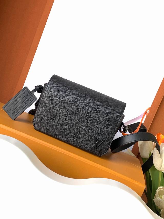 特级加强版 型号： M82085 皮料： 是意大利A级皮料 五金： 采用进口A级全钢五金 包装： 全套原厂Mb包装 尺寸：17.3 X 12.0 X 7.0 厘