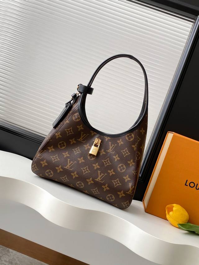 动态163C芯片 顶级原单加强版 The Drop 小号手袋向 2018 年问世的 Flower Hobo 手袋汲取灵感,以经典 Monogram 帆布裁出兼具 动态163C芯片 顶级原单加强版 The Drop 小号手袋向 2018 年问世的 Flower Hobo 手袋汲取灵感,以经典 Monogram 帆布裁出兼具