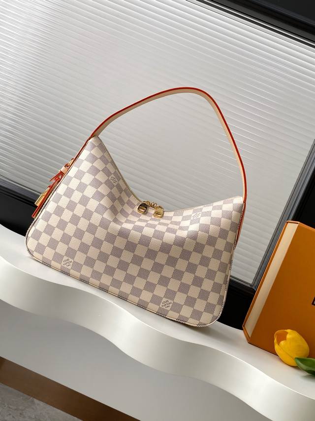 动态163C芯片 顶级原单加强版 M00116白 本款 Slouchy 中号手袋以 Monogram 帆布构筑别致轮廓，借崭新挂锁和名牌等金属件点亮工致细节。宽