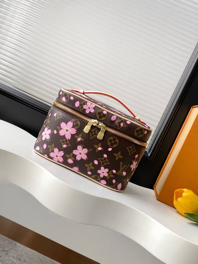 动态163C01芯片 顶级原单加强版 M14181樱花 顶级原单 独家背景实拍 本款 Nice 迷你化妆包取材 Monogram 涂层帆布，以圆润笔触浓缩箱型轮