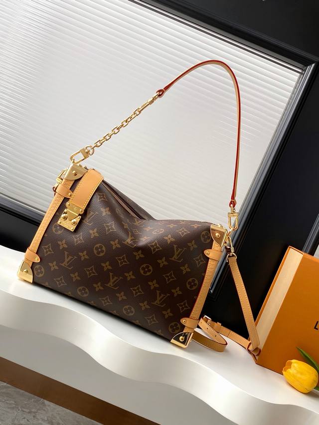 动态163C01芯片 顶级原单加强版 M14513老花 顶级原单 独家背景实拍 本款 Side Trunk 大号手袋为 Monogram 帆布勾勒撞色皮革饰边，