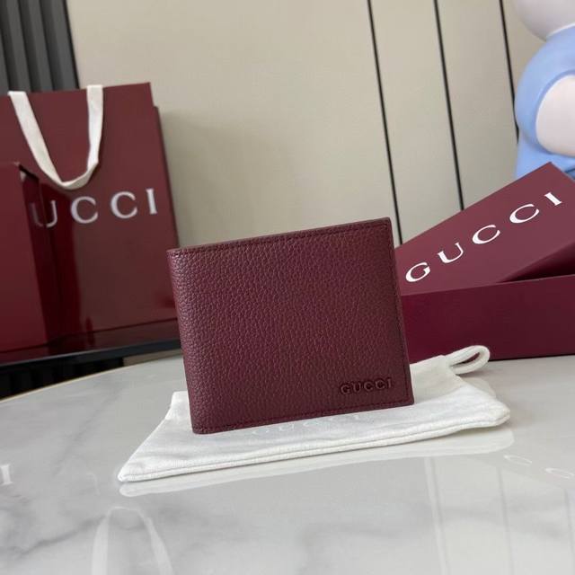 配全套原厂专柜包装 新品 全新配色结合丰富元素，焕新演绎2025早春系列经典小配饰这款双折钱包以安可拉红色牛皮革匠心打造，巧妙融入Gucci标识，并配以燕麦色牛