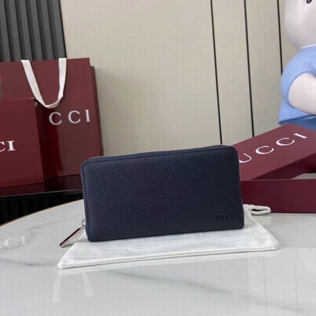 配全套原厂专柜包装 新品 全新配色结合丰富元素,焕新演绎2025早春系列经典小配饰这款全拉链钱包以深蓝色牛皮革匠心打造,巧妙融入Gucci标识,并配以燕麦色牛皮 配全套原厂专柜包装 新品 全新配色结合丰富元素,焕新演绎2025早春系列经典小配饰这款全拉链钱包以深蓝色牛皮革匠心打造,巧妙融入Gucci标识,并配以燕麦色牛皮