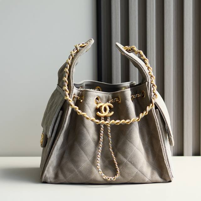 小号出现货啦 25C 早春系列 Chane1 25C 人气Hobo腋下包 限量版反绒小牛皮! 无法抗拒的高级感 大秀会场上的款,非常难买!实物非常好看,很酷很美 小号出现货啦 25C 早春系列 Chane1 25C 人气Hobo腋下包 限量版反绒小牛皮! 无法抗拒的高级感 大秀会场上的款,非常难买!实物非常好看,很酷很美