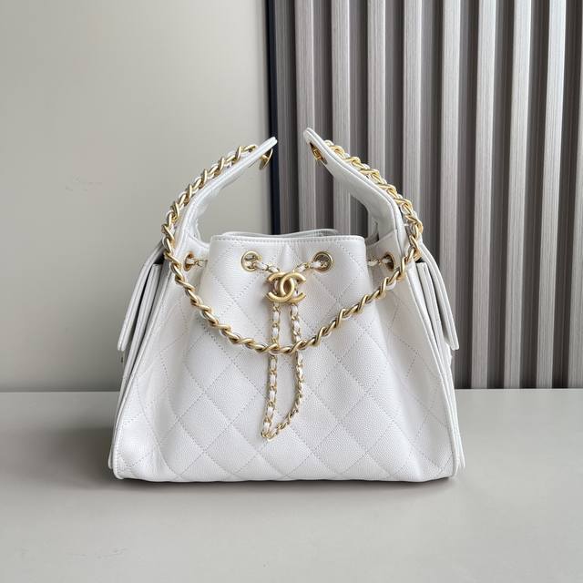 25C 早春系列[愉快 Chane1 25C 人气Hobo腋下包 白色太太太好看了吧！ 无法抗拒的高级感 大秀会场上的款，非常难买！实物非常好看，很酷很美 容量