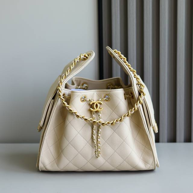 25C 早春系列[愉快 Chane1 25C 人气Hobo腋下包 奶茶色太太太好看了吧！ 无法抗拒的高级感 大秀会场上的款，非常难买！实物非常好看，很酷很美 容