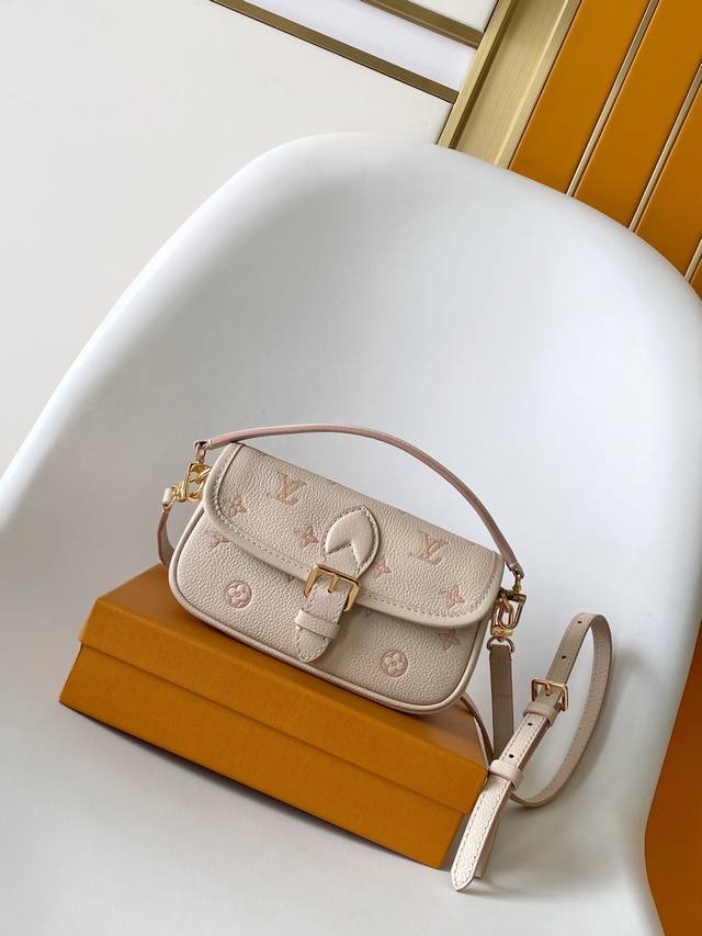 M13642 19X10.5X6 Nano Diane 迷你全皮法棍包