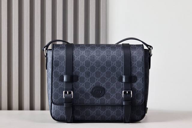 顶级原单 Gu 全新邮差包，采用第一款信使包的原始设计元素强调宽敞实用的包内空间～款号658542啡胶，尺寸28X24X8.5,可调节式的肩带更方便携带～